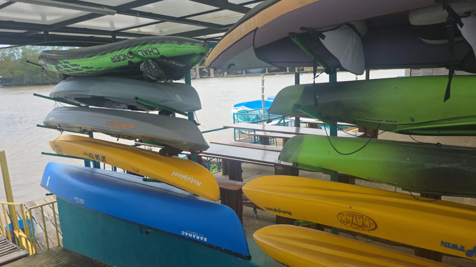 Ocean sit-on-top kayak fleet and safety gear ready at La Perla del Sur dock in Sierpe | Økologisk kajaktur i mangroverne og Estero Azul i Sierpe