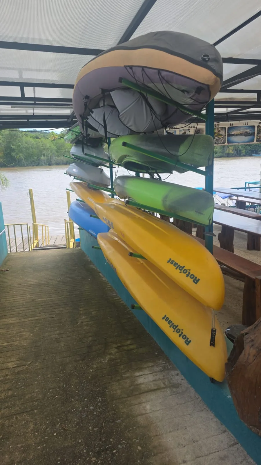 Kayaks prepped for the morning wildlife spotting adventure on Sierpe River | Økologisk kajaktur i mangroverne og Estero Azul i Sierpe