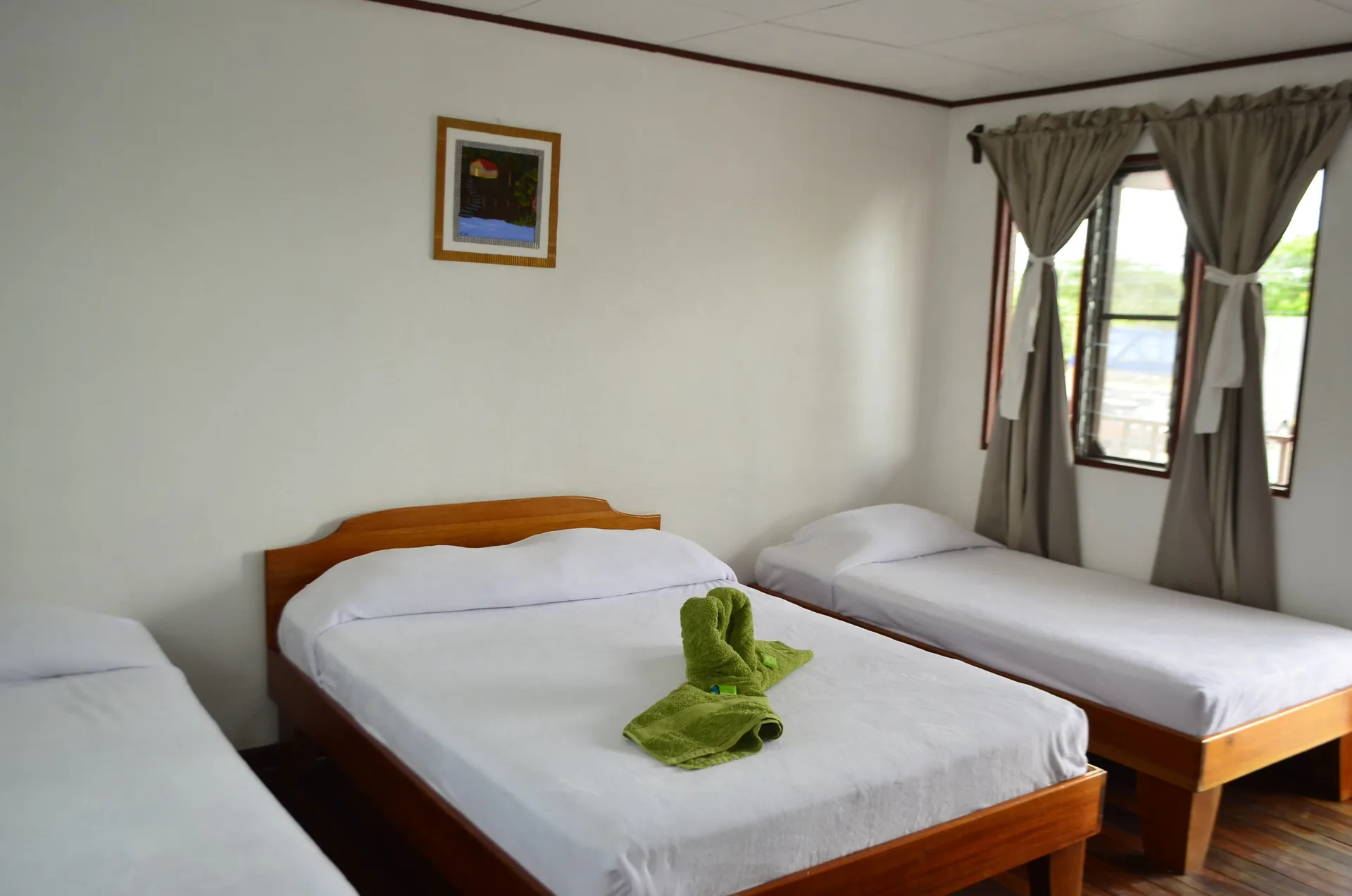 Habitación confortable con cama doble y aire acondicionado en Cabinas Donde Jorge | Allotjament a Sierpe