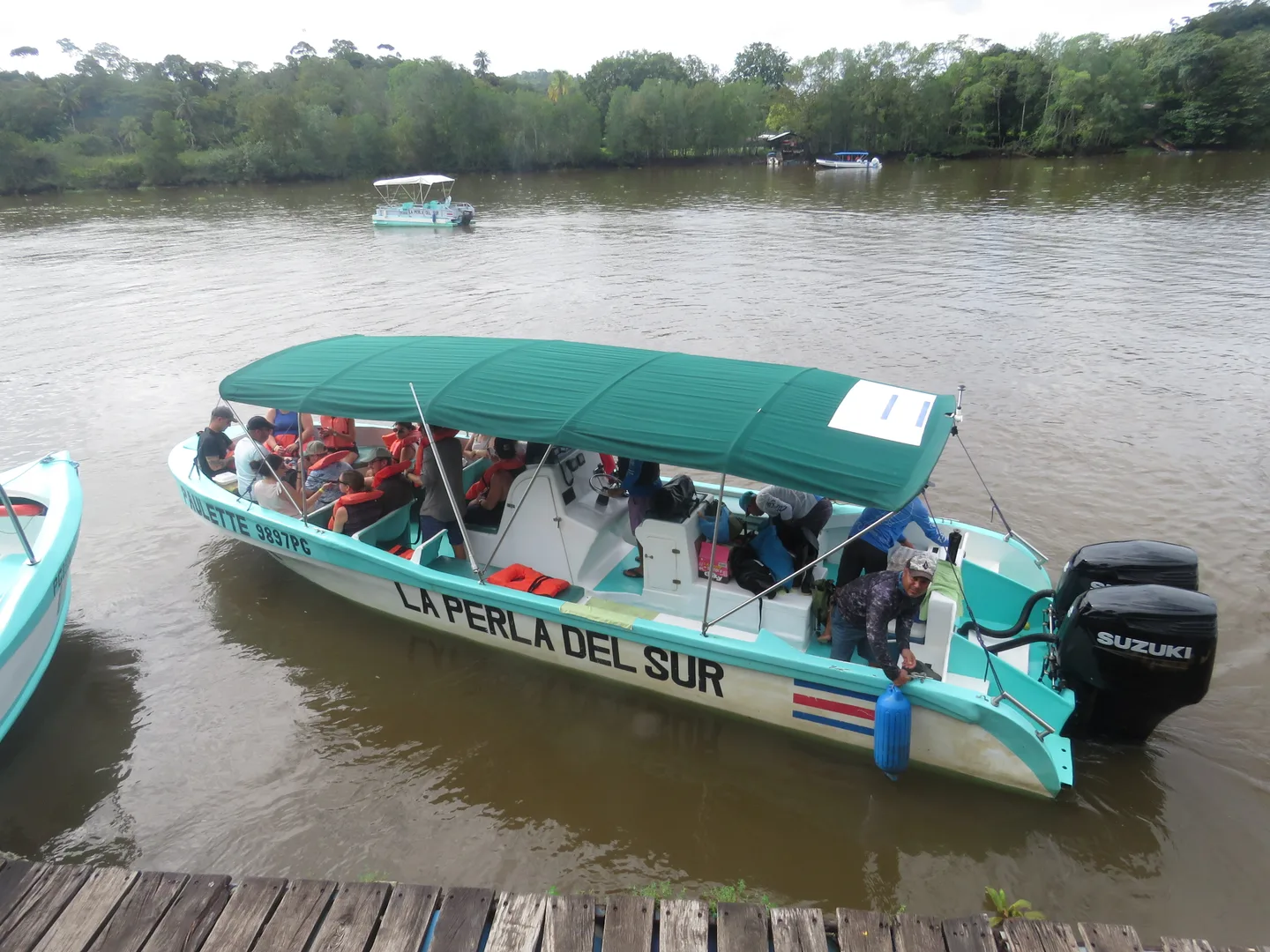 Embarcación turística de La Perla del Sur en el muelle principal de Sierpe | Tour diürn pels manglars (Tour des de Sierpe)