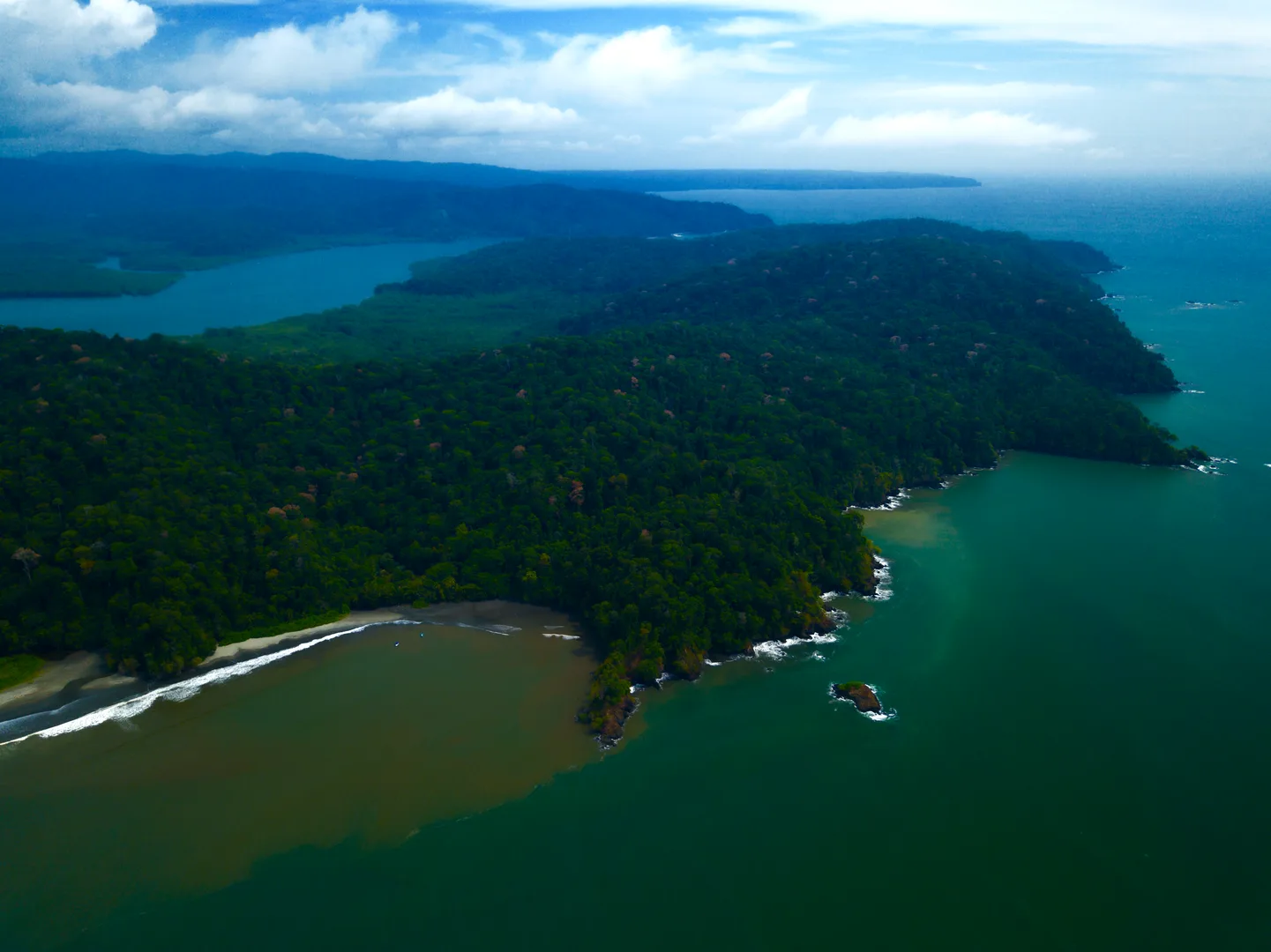 Vista panorámica aérea de la boca del Río Sierpe y los esteros de Isla Violines | Tour als manglars i a la platja d'Isla Violines (Tour des de Sierpe)