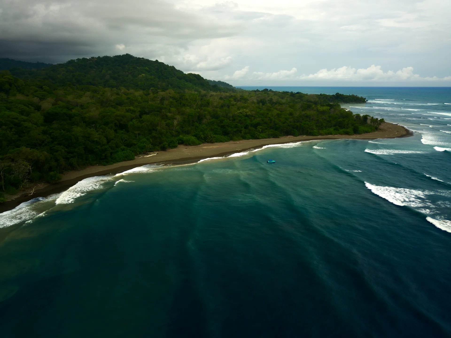 Vista aérea de la playa de desembarco en bote hacia la Estación Sirena | Parc Nacional de Corcovado – Estació Sirena (Tour des de Sierpe)