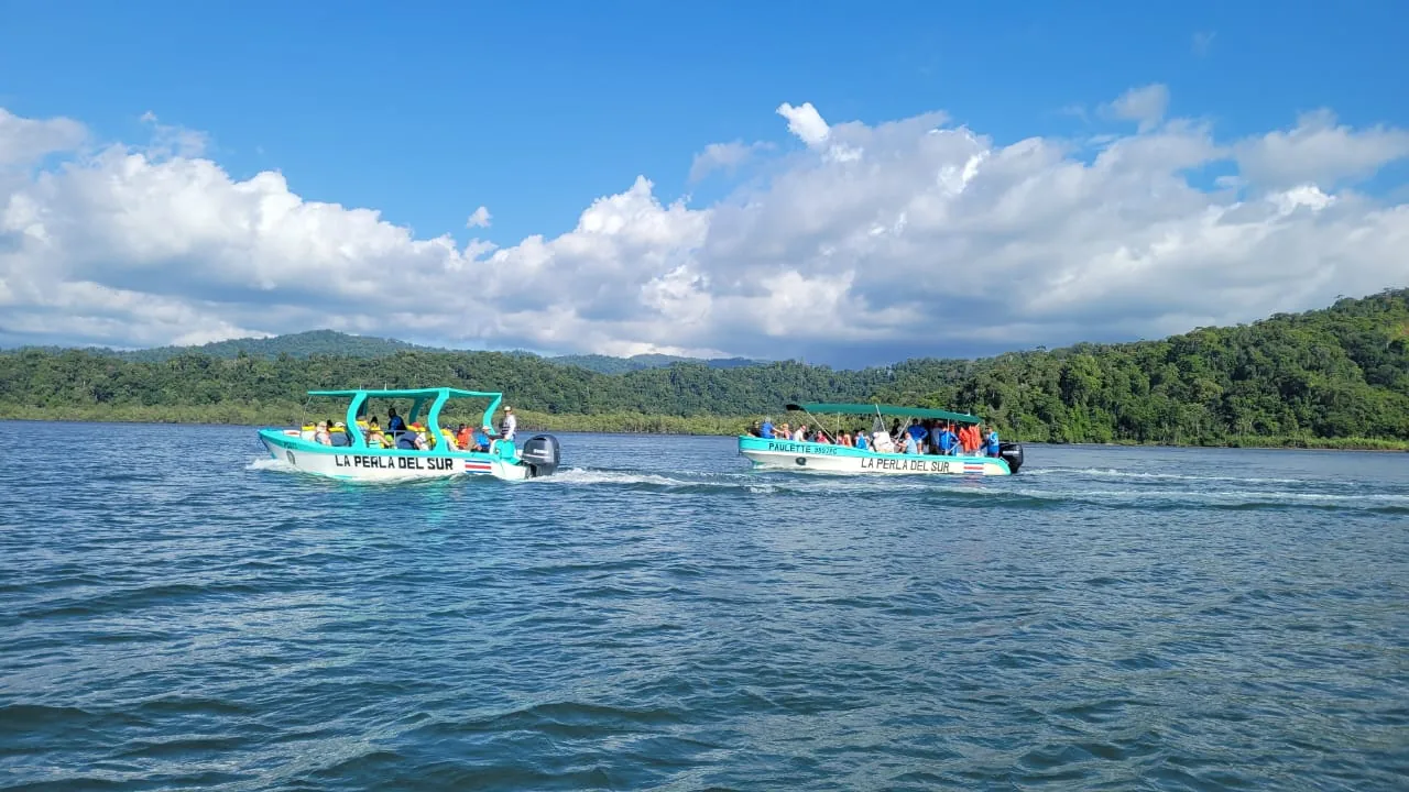 Ausflugsboot von La Perla del Sur vor Anker an den besten Schnorchelplätzen | Tauchen auf der Isla del Caño (Tour ab Sierpe)