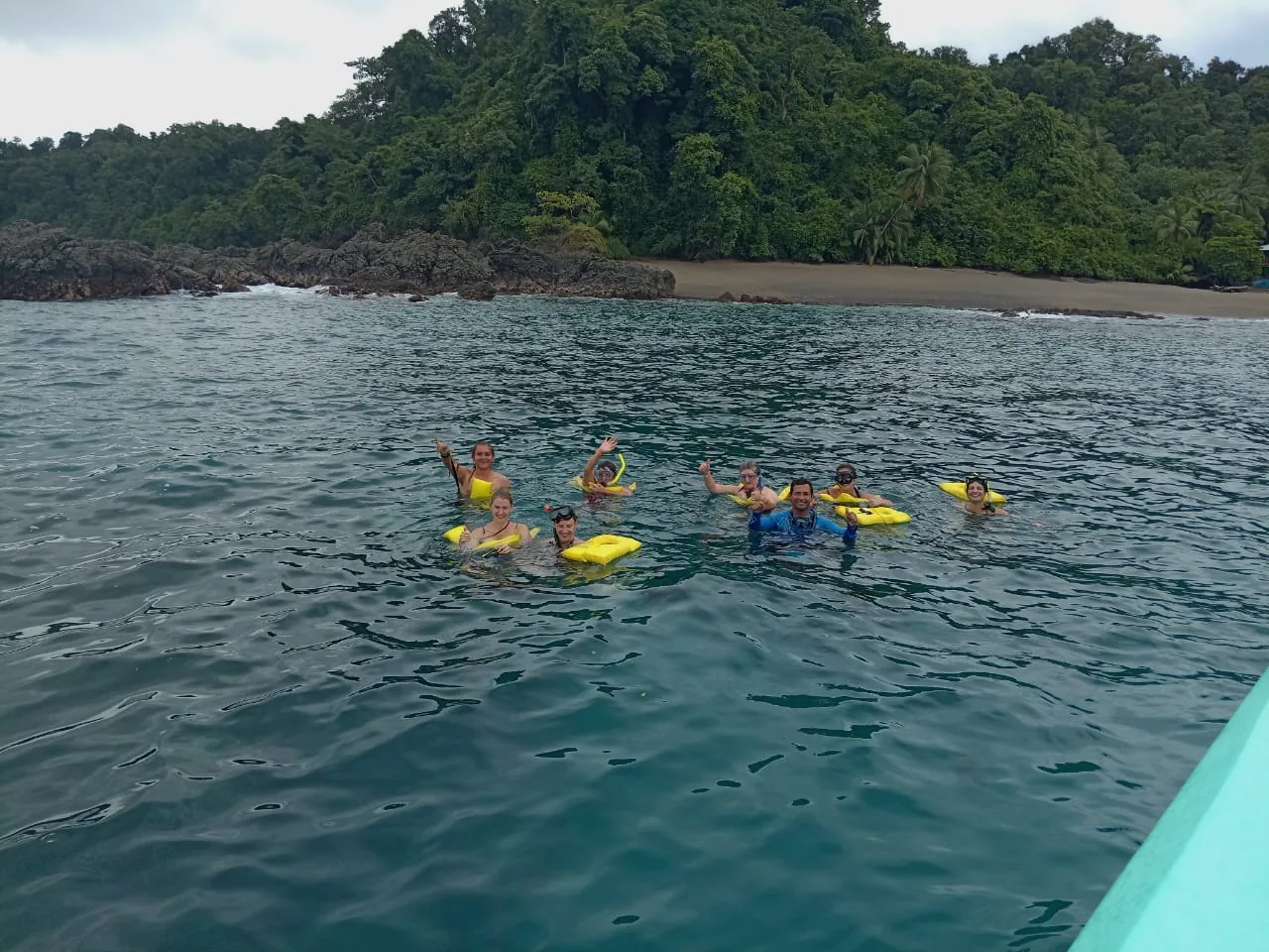 Touristen beim geführten Schnorcheln in den geschützten Meeresgewässern | Tauchen auf der Isla del Caño (Tour ab Sierpe)