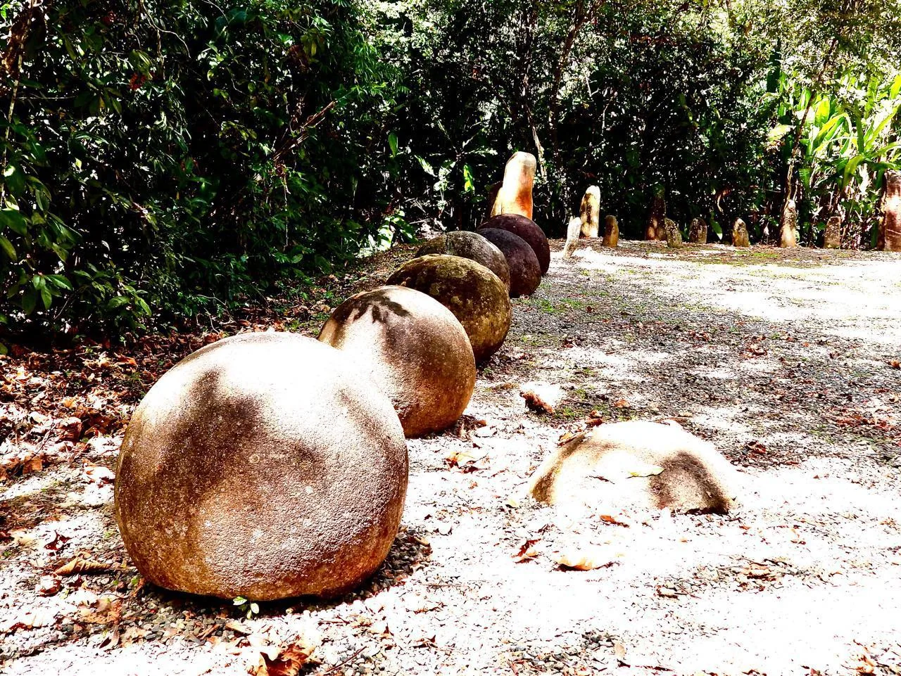 Estatua de piedra de guerrero indígena tallada por la cultura Diquís en Sierpe | Manglars i esferes de pedra (Tour des de Sierpe)