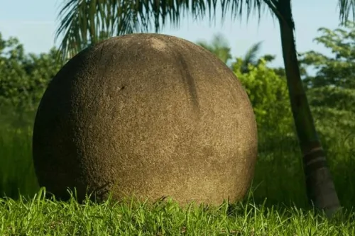 Esfera monumental de piedra de casi 2 metros de diámetro en Costa Rica | Manglars i esferes de pedra (Tour des de Sierpe)