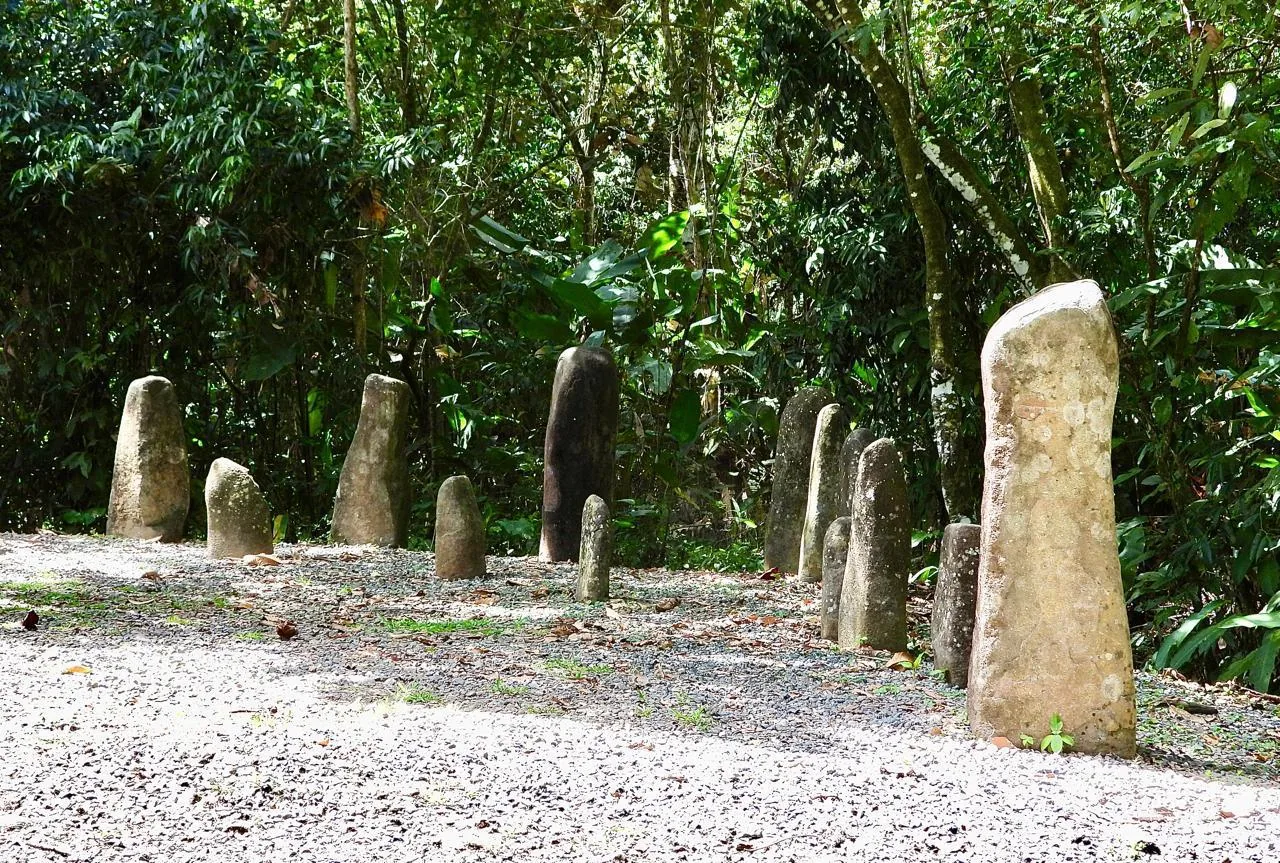 Escultura antropomorfa y megalito precolombino expuesto en Finca 6 | Manglars i esferes de pedra (Tour des de Sierpe)