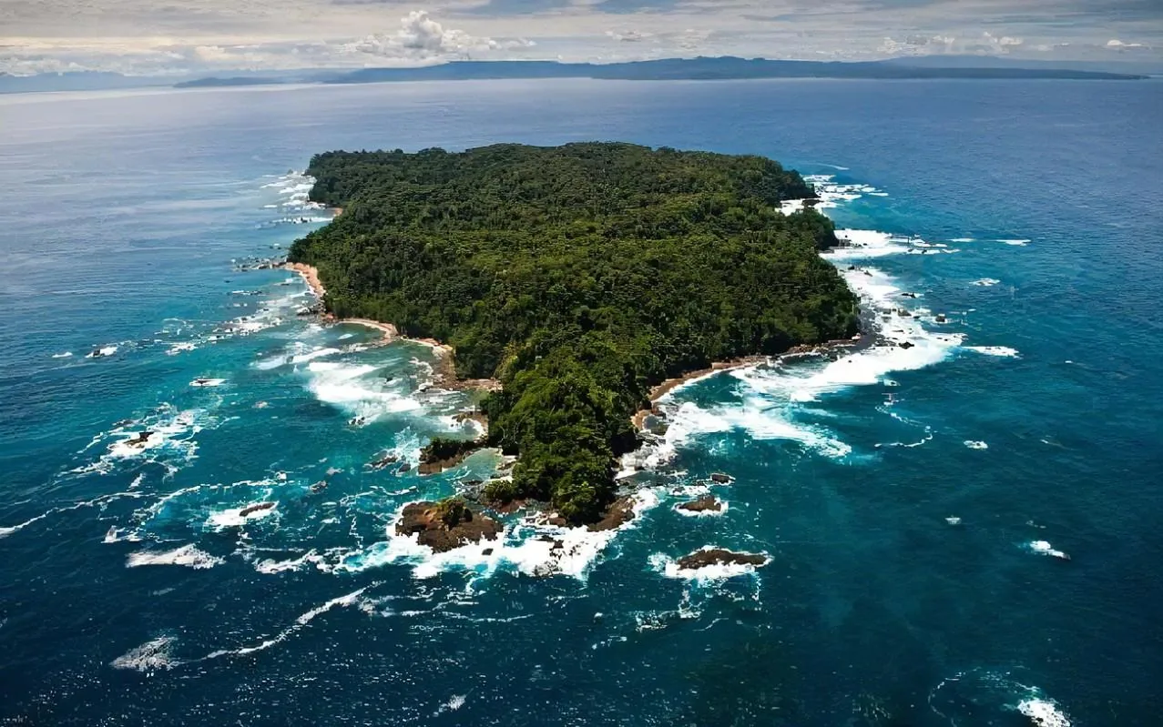 Vista aérea de la Reserva Biológica Isla del Caño en Costa Rica Vista aérea de la Reserva Biológica Isla del Caño en Costa Rica | Esnòrquel a Isla del Caño (Tour des de Sierpe)